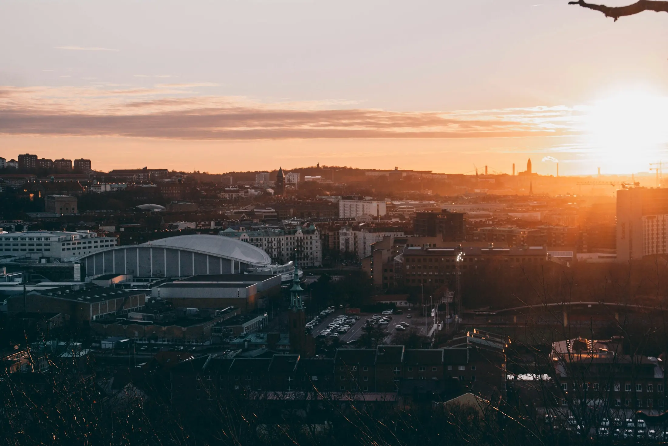 Göteborg sett från höjden i gyllene kvällsljus